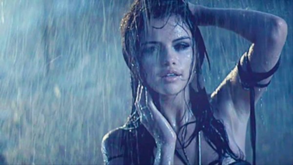 Селена Гомез под дождём