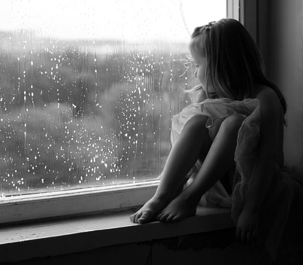 Грустная девочка на подоконнике