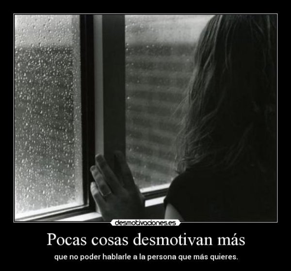 Девушка за окном дождь