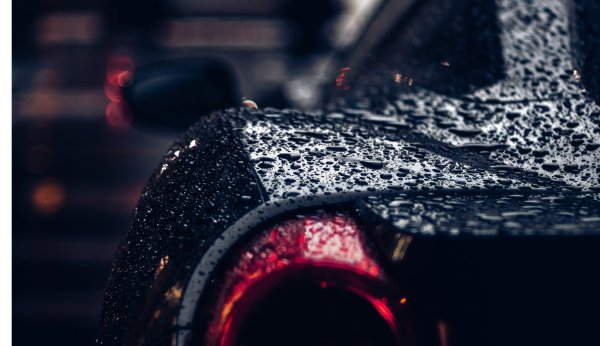 Суперкар под дождем