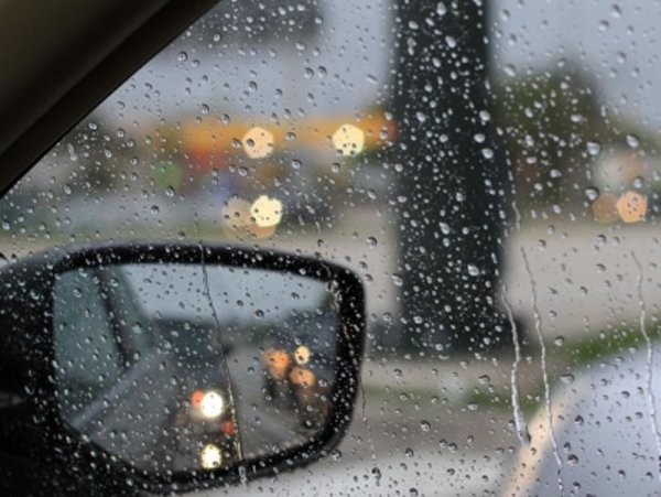 Дождь из окна машины