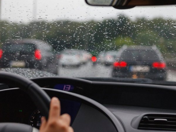 За рулем в дождь