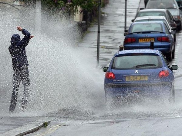 Автомобиль обрызгал пешехода