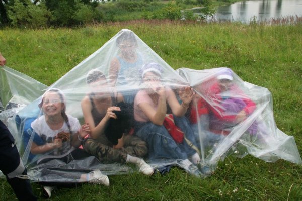 Смешная палатка в лесу