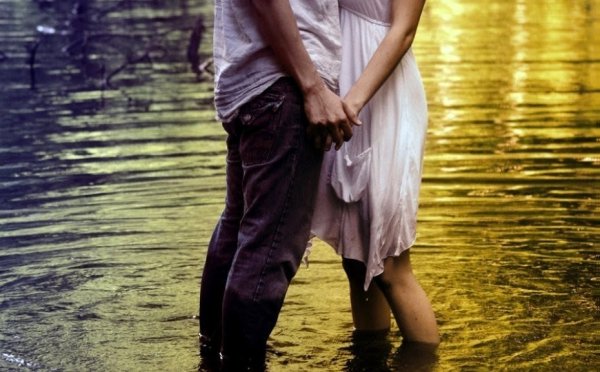 Парень с девушкой на речке