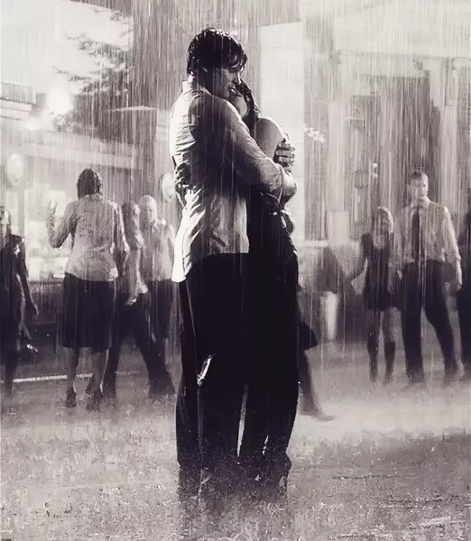 Парень и девушка под дождем