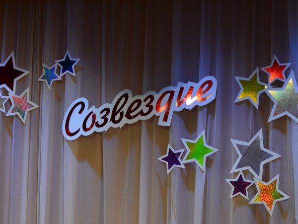 Украшение сцены звездами