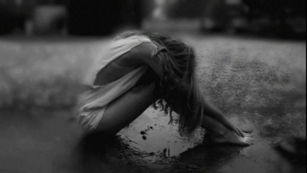 Одинокая девушка под дождем