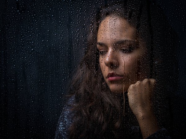 Девушка за мокрым стеклом