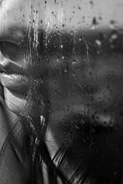 Девушка за мокрым стеклом