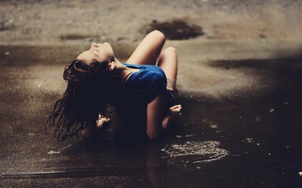 Красивая грустная девушка