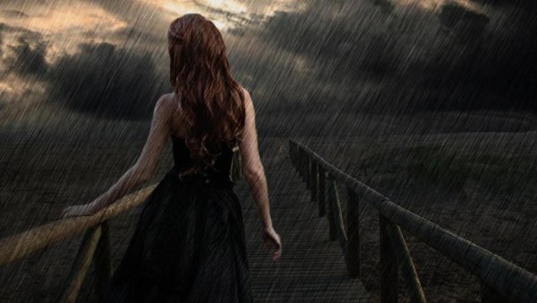 Одинокая девушка под дождем