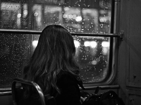 Картинки девушка и дождь грусть со спины (64 фото)