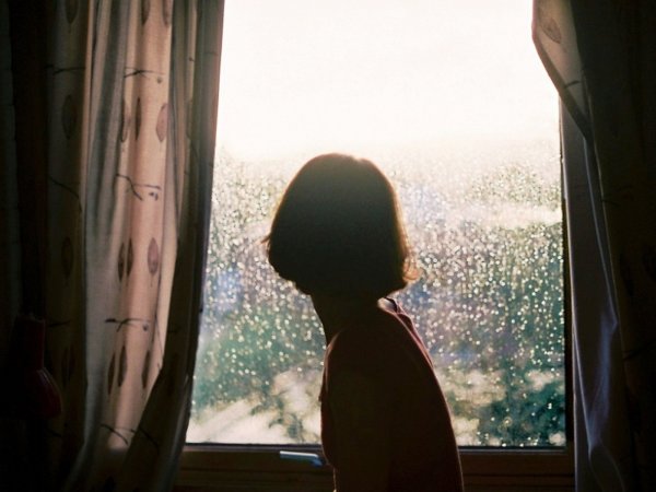 Девушка у окна дождь