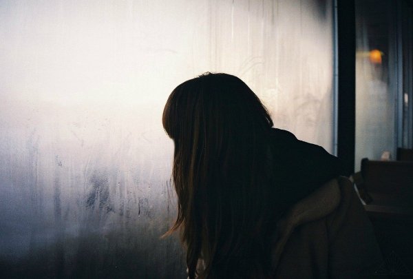 Девушка с темными волосами грустит