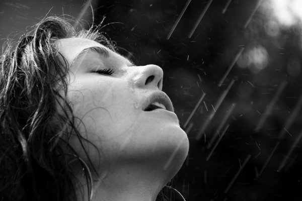 Девушка плачет под дождем