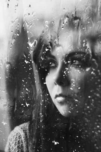 Девушка за мокрым стеклом