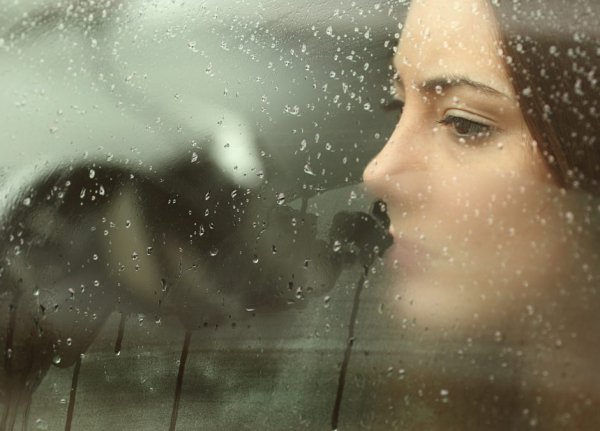 Девушка у окна дождь
