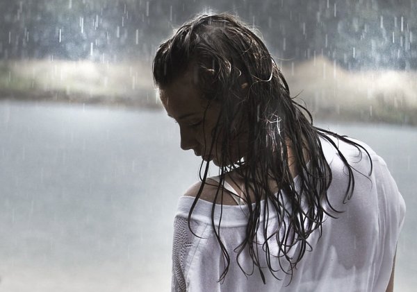 Девочка под дождем