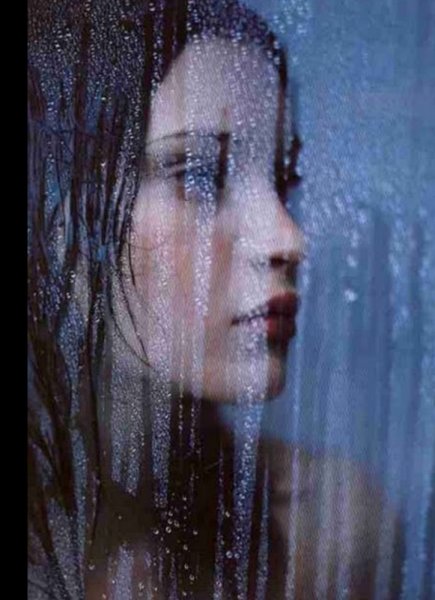 Девушка у окна дождь