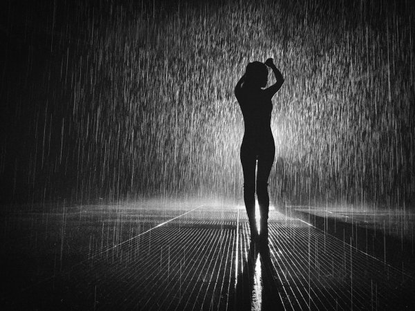 Девушка уходящая в темноту