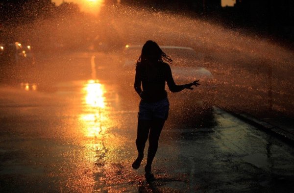 Девушка бежит ночью