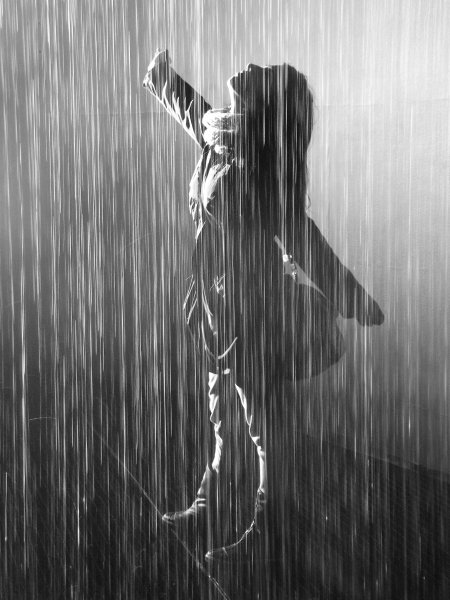 Девушка под дождем черно белое