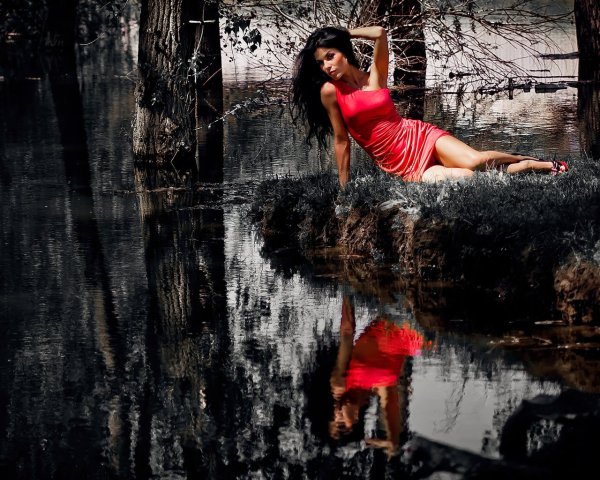 В платье под дождем