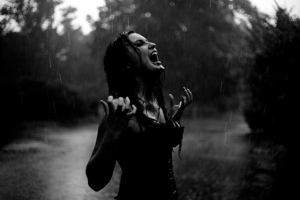 Девушка кричит