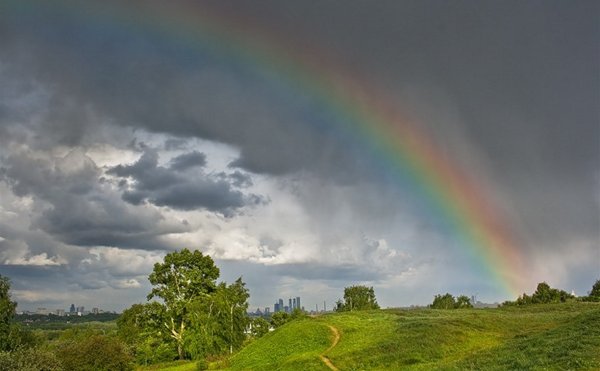 Радуга на грозовом небе