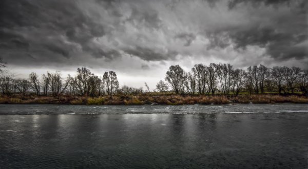 Река пасмурно