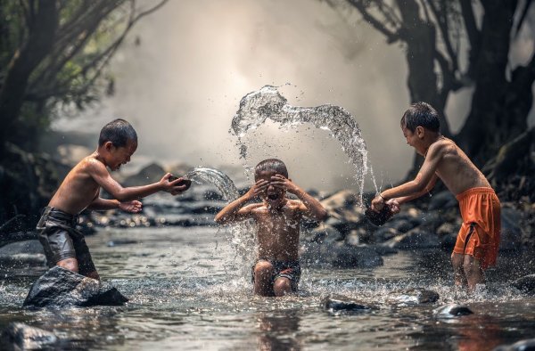 Дети брызгаются водой