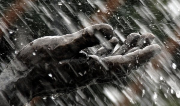 Мужчина плачет под дождем