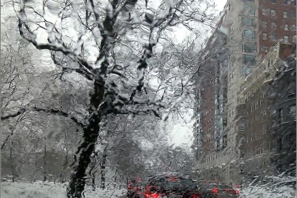 Мокрый снег за окном