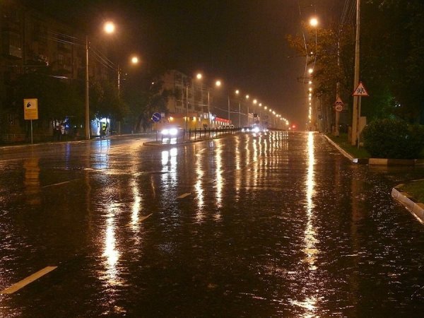 Ливень в городе ночью