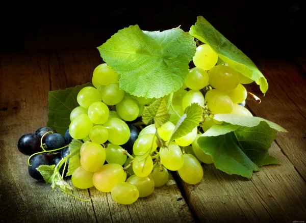Гроздь винограда на столе