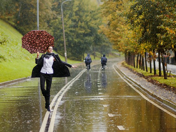Люди на улице осень