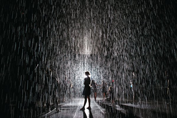 Человек на фоне дождя