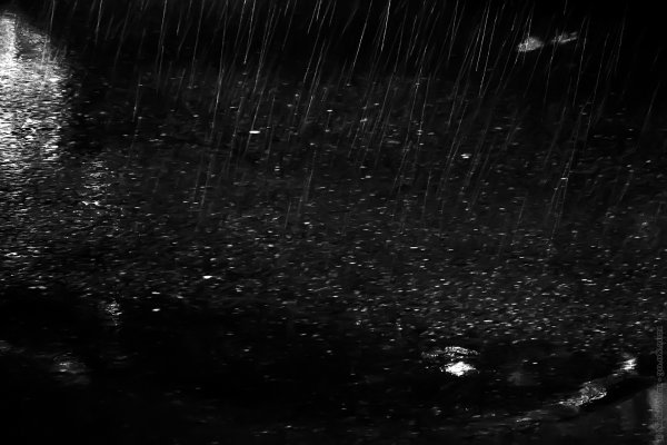 Дождь в темноте фото