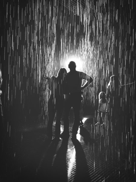 Танцующая пара под дождем