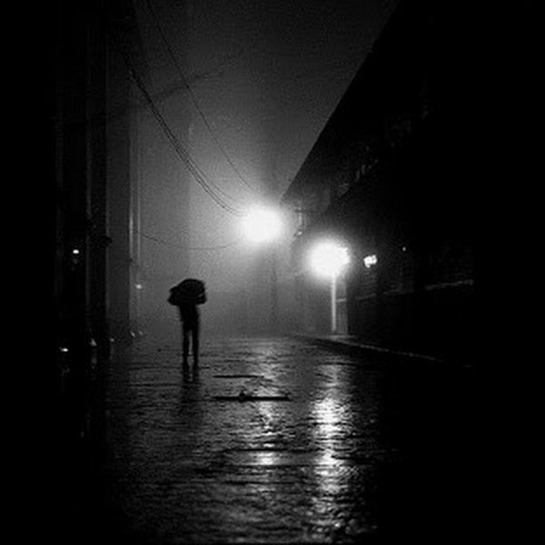 Человек ночью под дождем