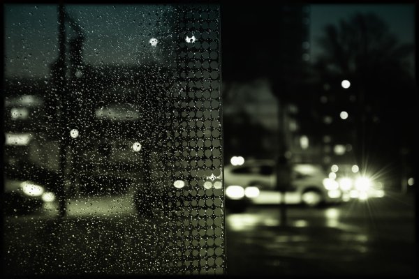 Проливной дождь в темноте