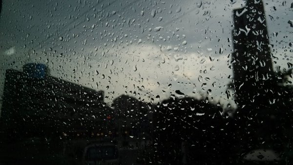Капли дождя на стекле ночью
