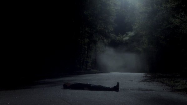 Дневники вампира Деймон на дороге лежит