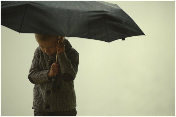 Мальчик под дождем