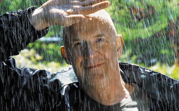 Мужчина под дождем