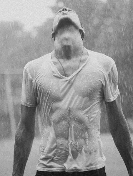 Парень под дождем