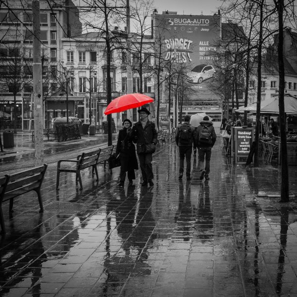 Черно белый пейзаж с красным акцентом