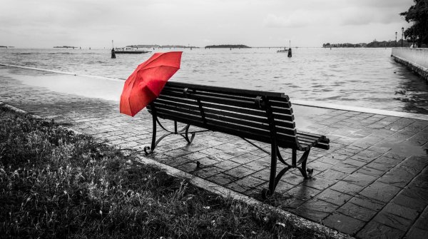 Черно белое с красным зонтом