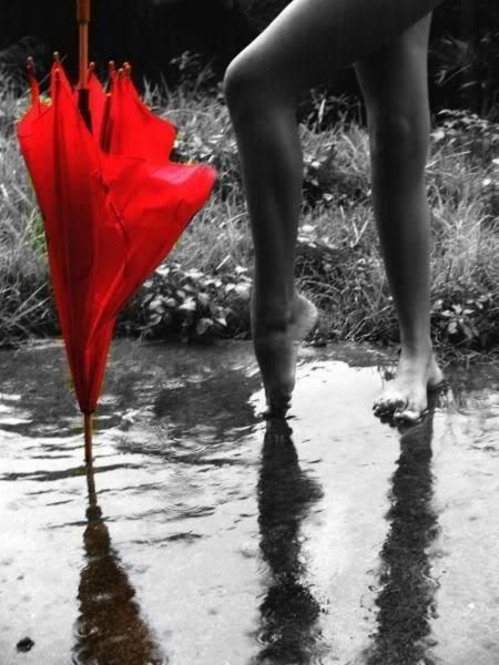 Лужа и красный зонт